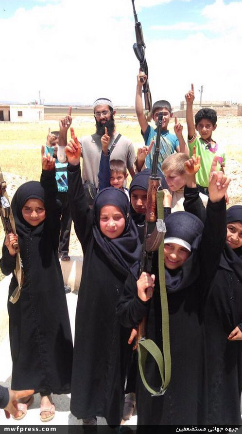 دختربچه‌های تحت آموزش داعش +تصاویر