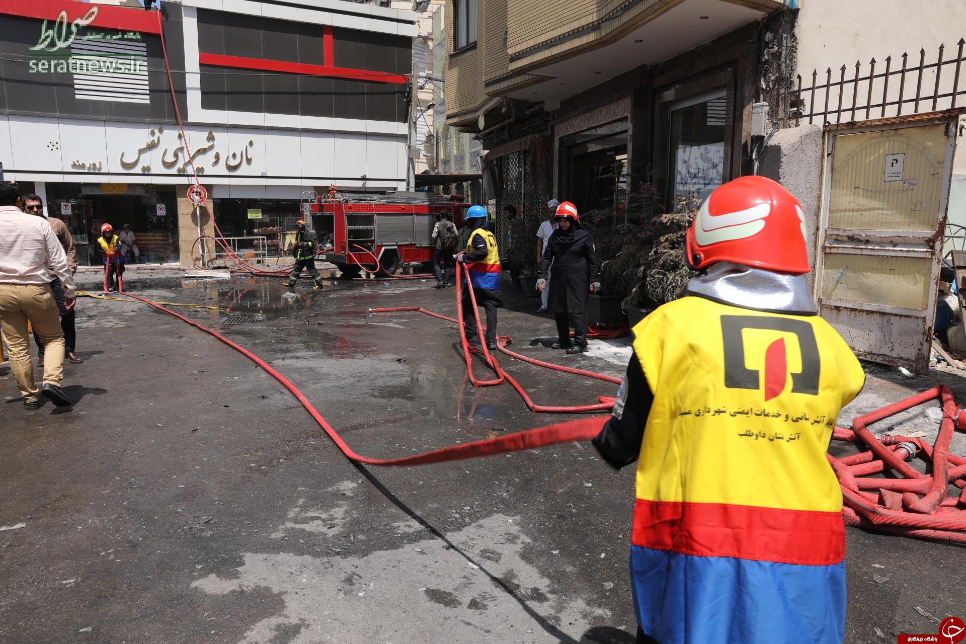 عکس/ بانوان آتشنشان در مهار اتش‌سوزی هتل روتانای مشهد
