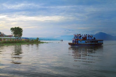  دانش آموزان شهر «پانگوراگان» اندونزی برای مدرسه رفتن هر روز سوار این قایق چوبی می شوند تا از دریاچه عبور کنند. 