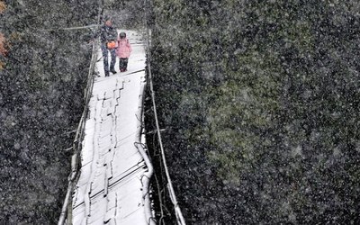  عبور از این پل شکسته در سرما و یخبندان کار هر روز دانش آموزان یکی از شهرهای استان «سیچوان» چین است. 