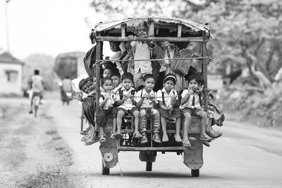  سرویس مدرسه کودکان منطقه «بلدانگا» هند نیز این شکلی است و تا رسیدن به مدرسه باید به این شکل کنار هم بنشینند.