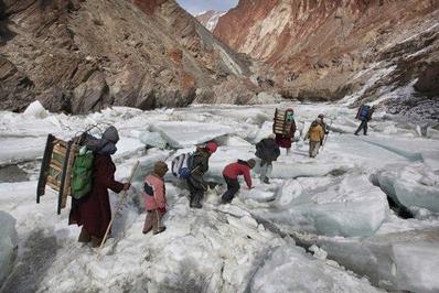  مسیرسنگلاخ و یخبندان  دانش آموزان در منطقه «زانسکار» هند برای مدرسه رفتن. مسیر آن‌ها این‌جا از رشته کوه‌های هیمالیاست تا به مدرسه شبانه‌روزی‌شان برسند. 