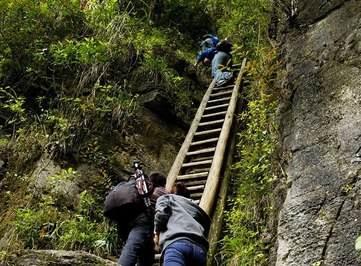 دانش آموزان منطقه «ژانگ جیوان» در جنوب چین برای مدرسه رفتن باید از این نردبان چوبی و خطرناک بالا بروند که احتمال هر خطری برایشان وجود دارد.