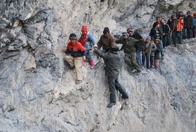  این دانش آموزان در شهر «پیلی» چین باید 125 مایل در کوه ها سفر کنند تا به مدرسه برسند. مسیر هم گاهی همین‌قدر نفس‌گیر و سخت می شود. 