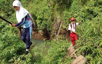  حدود 9 متر پائین‌تر از این میله‌ها،رودخانه سوماترا اندونزی جریان دارد و دانش آموزان باید به این سختی، عرض رودخانه را طی کنند و به مدرسه‌شان در آن‌سوی سوماترا بروند. 