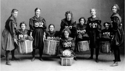    اولین تیم بسکتبال زنان جهان در آمریکا (1902)