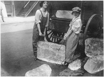   در جریان جنگ اول جهانی به دلیل حضور اغلب مردان در جبهه ها بسیاری از کارهایی را که پیشتر مردان انجام می دادند به دلیل عدم حضور مردان به زنان سپرده شد. تصویر زیر مربوط به دو زن یخ فروش در سال 1918 است.