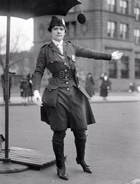   اولین پلیس راهنمایی و رانندگی زن در آمریکا (1918)

