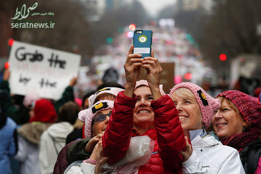 عکس سلفی زنان آمریکایی در جریان تظاهرات ضد ترامپ در واشنگتن
