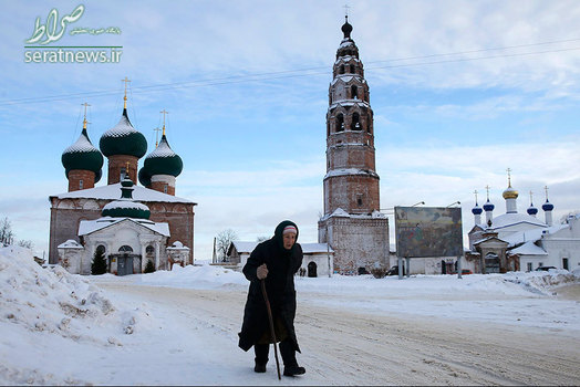 سرمای هوا در یاروسلاول روسیه و عبور یک زن از مقابل کلیسای مهد و کلیسای شفاعت حضرت مریم 