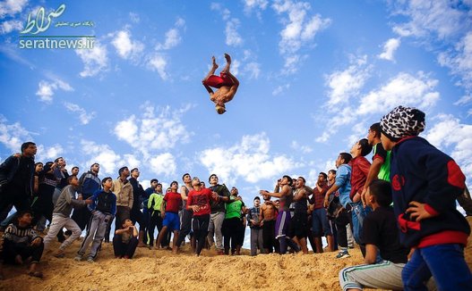 جوانان فلسطینی در حال تماشای مهارت یک جوان فلسطینی در اجرای ورزش پارکور