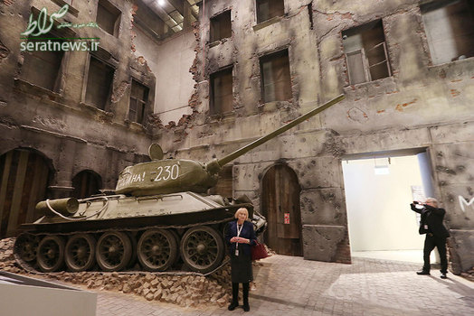 یک زن مقابل یک تانک در موزه جنگ جهانی دوم - گدانسک، لهستان