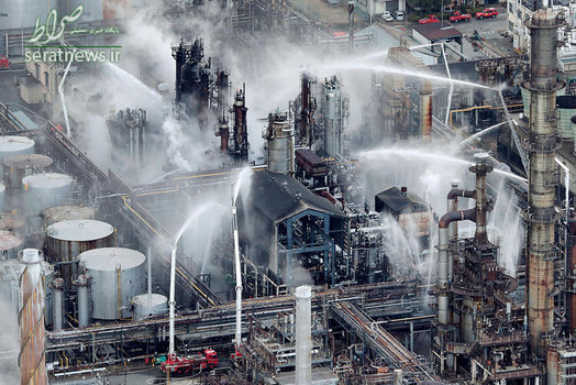 تلاش آتش نشانان برای خاموش کردن آتش سوزی در یک پالایشگاه نفت - واکایاما، غرب ژاپن