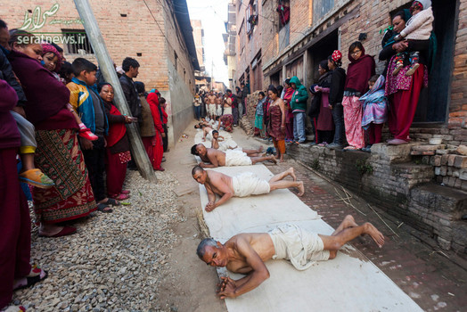غلت زدن هندوهای نپال پیش از رفتن به حمام مقدس، در طول برگزاری یک مراسم مذهبی