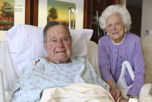 جورج بوش پدر رییس جمهور سابق آمریکا و همسرش باربارا. بوش پدر 92 ساله از بیماری ذات الریه رنج می‌برد و در بخش مراقبت‌های ویژه بیمارستانی در هوستون بستری است
