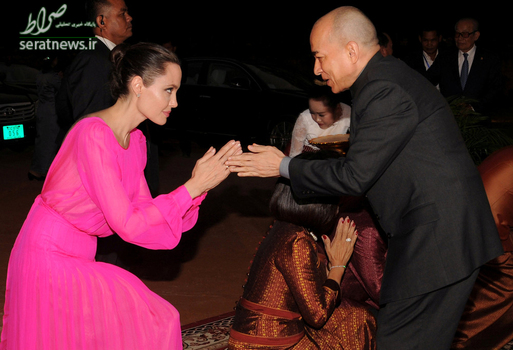 ادای احترام آنجلینا جولی بازیگر زن هالیوود به نوردوم سیهامونی پادشاه کامبوج
