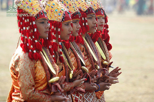 زنان نپالی با لباس الهه کوماری در رژه روز دموکراسی در کاتماندو شرکت کردند