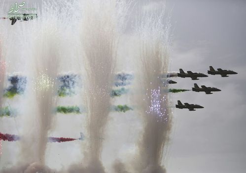 هنرنمایی هواپیماهای جنگی در جریان برگزاری نمایشگاه بین المللی صنایع دفاعی در ابوظبی