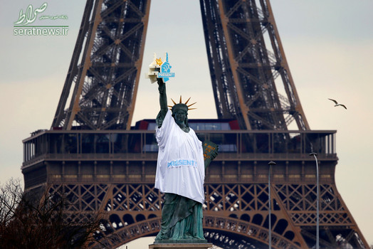 مجسمه آزادی با تی شرت در مقابل برج ایفل