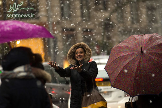 خوشحالی یک زن در مادرید اسپانیا از بارش برف