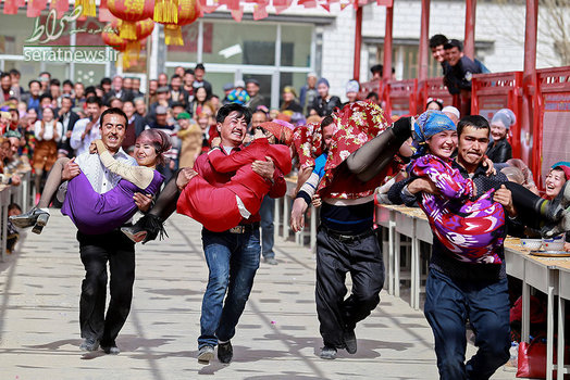 مسابقه حمل همسران توسط شوهران در حاشیه برگزاری جشن نوروز - شهر اکسو، چین