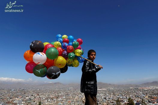 پسر بادکنک فروش افغان بر روی بام کابل