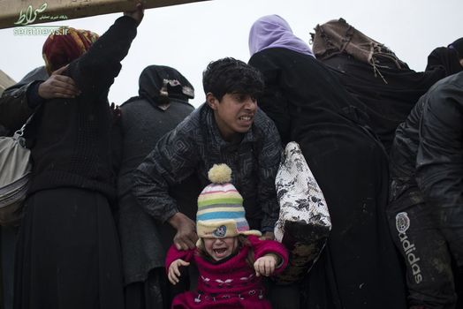 دو کودک عراقی در حال فرار از درگیری های موصل