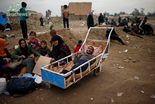 آوارگان عراقی در انتظار ورود به اردوگاه حمام القلیل