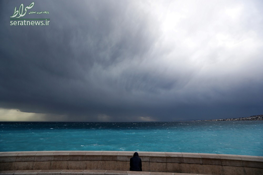 مردی در حال تماشای یک طوفان دریایی در نیس فرانسه