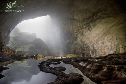 یک پسر در غار سون دونگ بزرگترین غار جهان، بزرگترین دهلیز غار سون دونگ بیش از 5 کیلومتر طول، 200 متر ارتفاع و 150متر عرض دارد