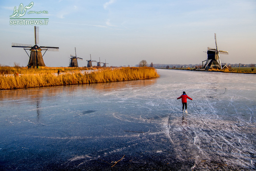 یک اسکیت باز بر روی یک کانال یخ زده در کیندریک هلند