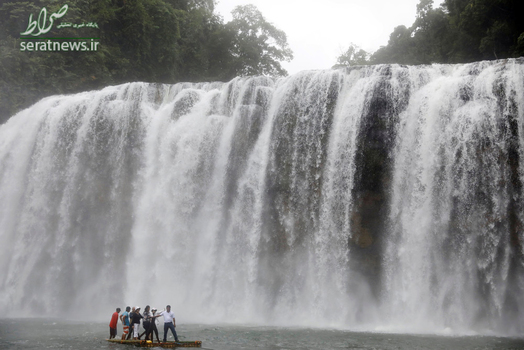 فعالان محیط زیست بر روی قایق در حال عبور از آبشار در سوریگائوی جنوبی، جنوب فیلیپین