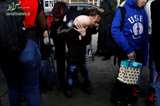 یک کودک تانزانیایی مبتلا به آلبینیسم به لطف یک افسر زن آمریکایی برای درمان وارد فرودگاه جان اف کندی نیویورک شد