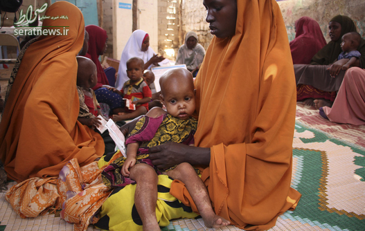 یک زن سومالیایی با فرزند خود در مرکز بهداشتی در بایدوا