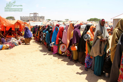 زنان آوارگان سومالی ایستاده در صف برای دریافت کمک های غذایی