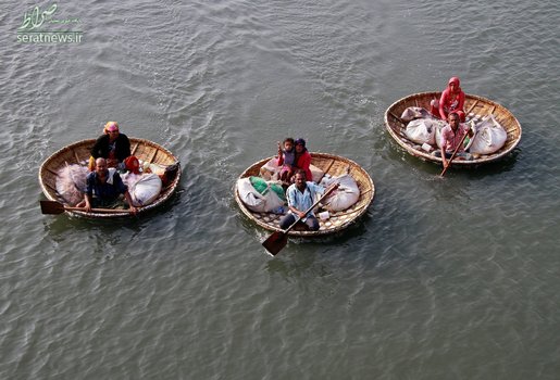 ماهیگیران هندی با خانواده خود در قایق های سبدی 