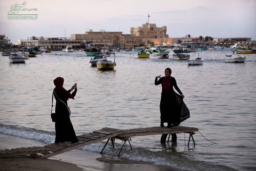 عکس گرفتن دو دختر گردشگر در دریای مدیترانه - اسکندریه، مصر