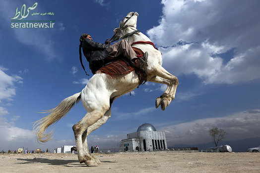 مرد افغان در حال نشان دادن مهارت خود در اسب سواری - تپه نادرخان کابل