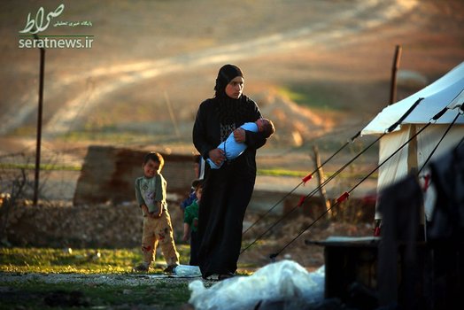 یک زن سوری و نوزادش در اردوگاه آوارگان روستای عین عیسی