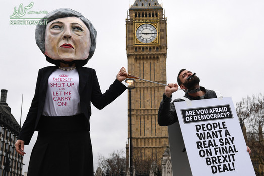 دو معترض فعال شدن ماده 50 پیمان لیسبون مقابل پارلمان انگلیس