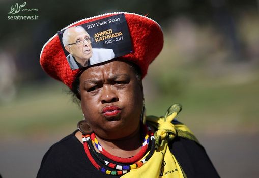 یک زن در مراسم تشییع جنازه احمد کاترادا  فعال ضد تبعیض نژادی پیشکسوت در آفریقای جنوبی