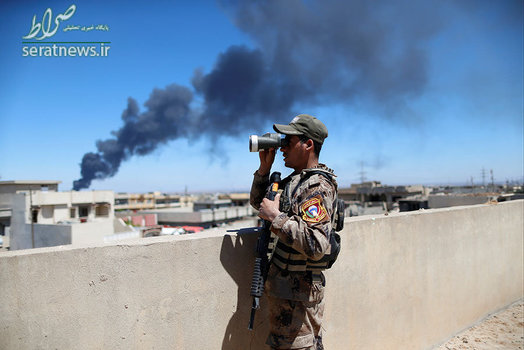 یک نظامی عراقی در حال بررسی منطقه در غرب موصل