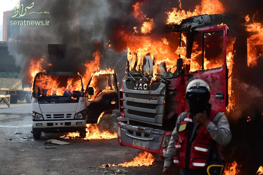در آتش سوختن کامیون ها در جریان تظاهرات مخالفان دولت ونزوئلا در کاراکاس