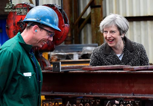 ترزا می نخست وزیر انگلیس در حال گفتگو با یک کارگر کارخانه فولاد - نیوپورت، ولز