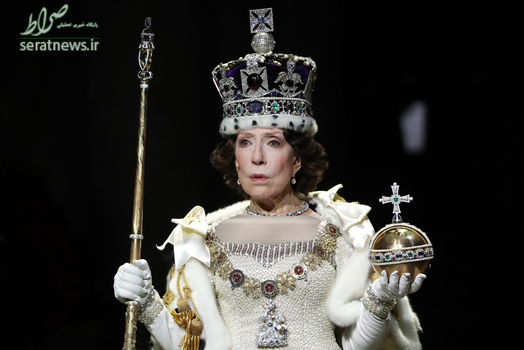 یک زن در نقش ملکه الیزابت دوم در جریان برگزاری یک نمایش تئاتر در مسکو