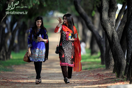 دو زن در حال عبور از پارک در اسلام آباد پاکستان