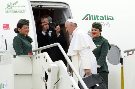 پاپ فرانسیس رهبر کاتولیک های جهان در حال سوار شدن به هواپیما در  فرودگاه بین المللی  فیومیچینو