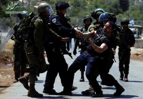 بازداشت یک معترض فلسطینی توسط نظامیان اسرائیلی در نابلس