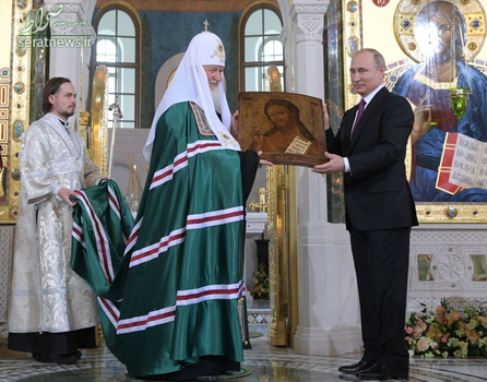 ولادیمیر پوتین رییس جمهور روسیه و اسقف کیریل در صومعه مسکو