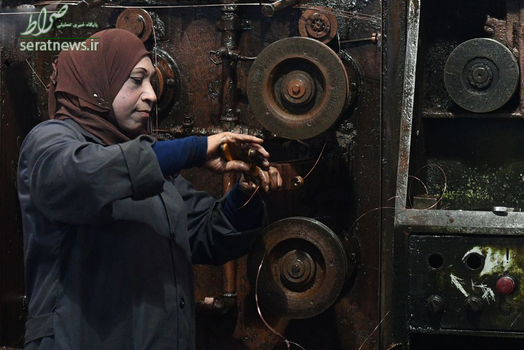 اشتغال یک زن در کارخانه کابل برق در حومه جنوبی دمشق